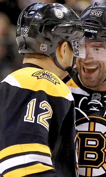 Bruins keep rolling, beat Coyotes for 7th straight win